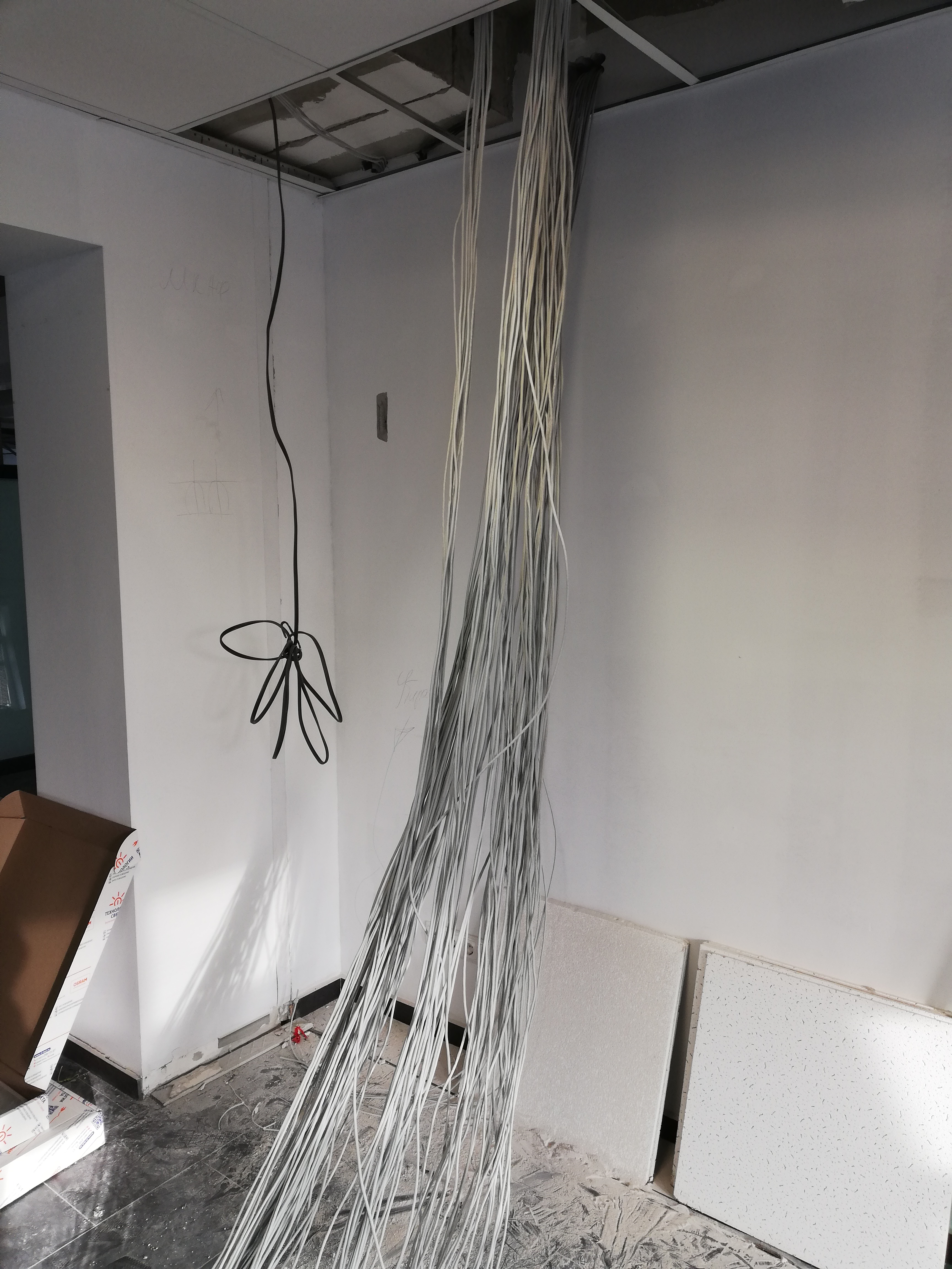 Как следует производить крепление на участке прокладки кабеля utp по стене